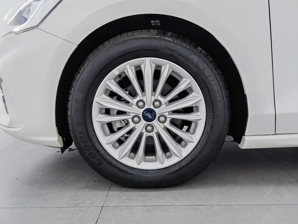 Фото 17 - Ford Focus