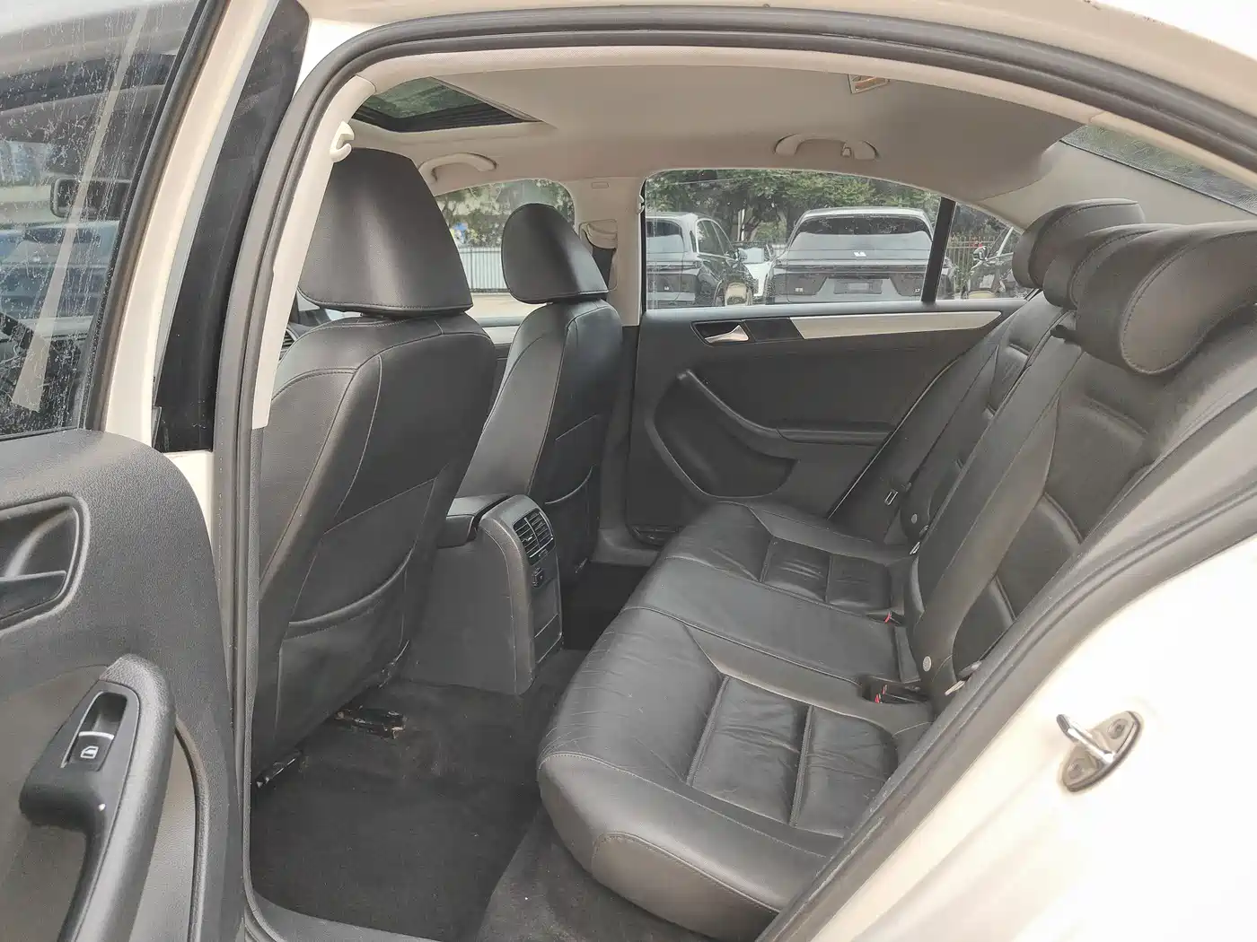 Volkswagen Sagitar 2014 1.6L Automatic Comfort фото 9