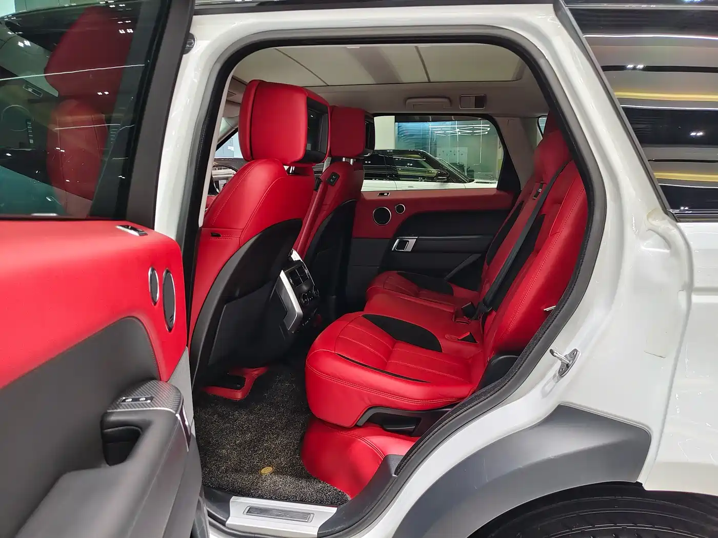 Land Rover Range Rover Sport 2021 3.0 L6 Gloss Black Edition фото 10