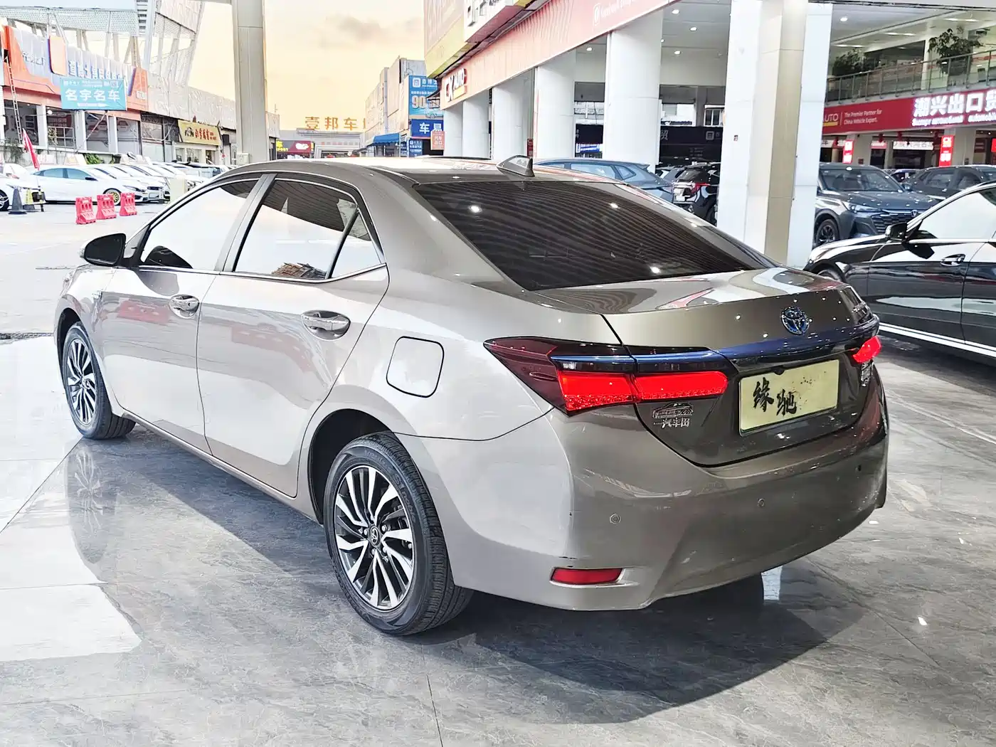 Toyota Corolla Twin Engine E+ 2020 1.8L E-CVT Comfort Edition фото 6