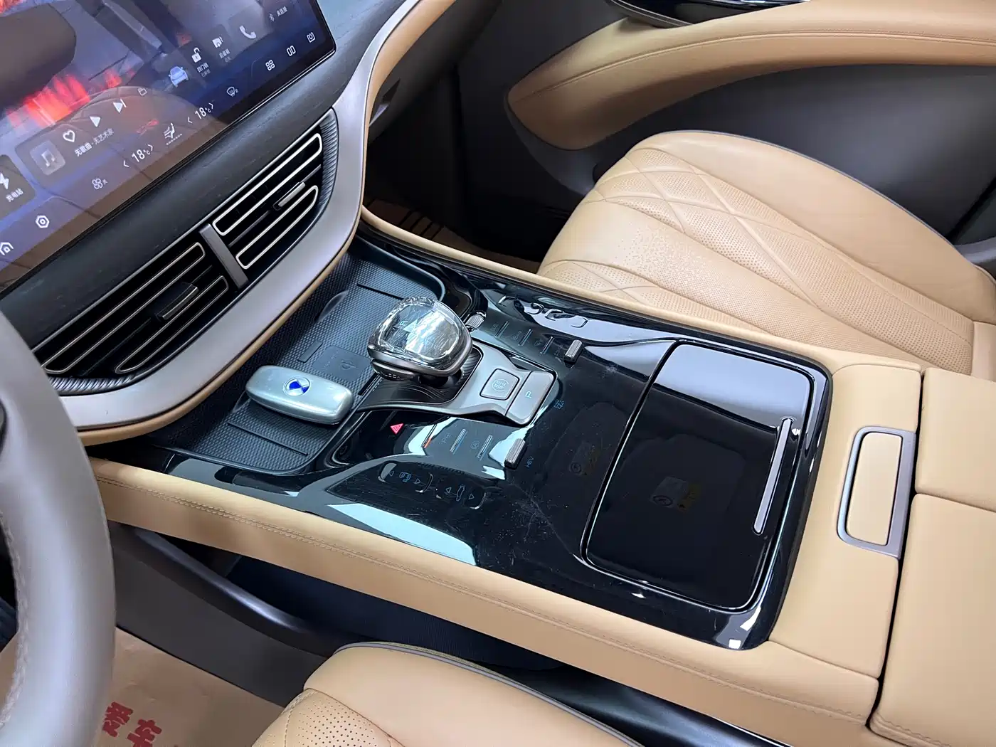 Denza D9 2022 DM-i 970 AWD Flagship фото 29