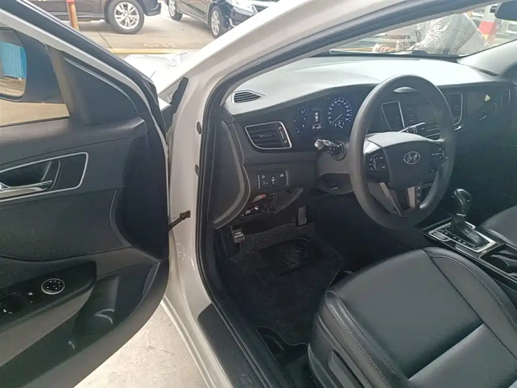 Hyundai Mistra 2014 1.8L Auto Smart GLS фото 16