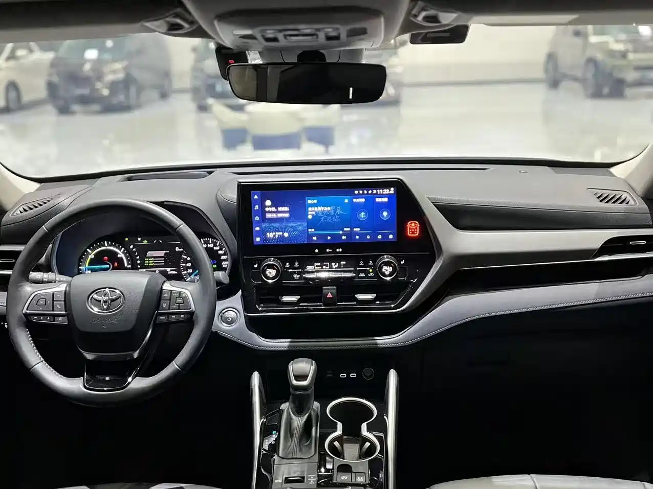 Toyota Highlander 2023 2.5L Smart Hybrid Dual Engine AWD Premium 7-Seater фото 4