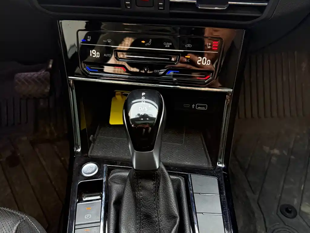 Volkswagen Passat 2022 330TSI Starlight Luxury Edition фото 23