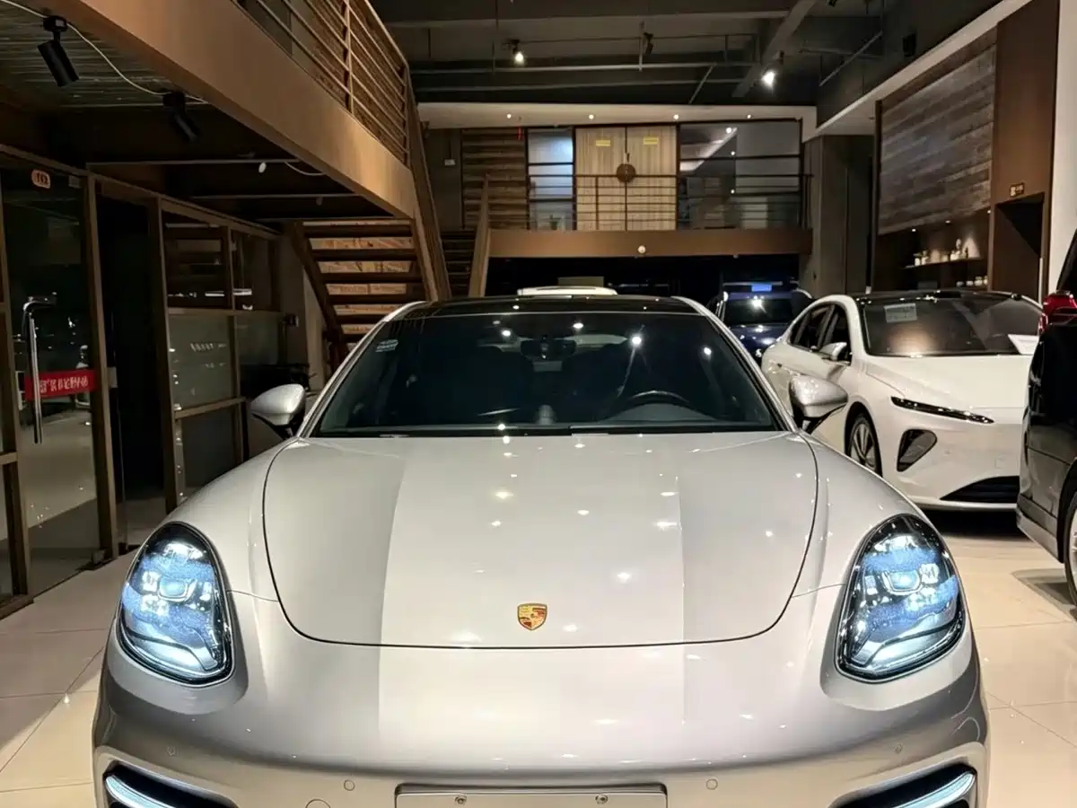 Фото 2 - Porsche Panamera