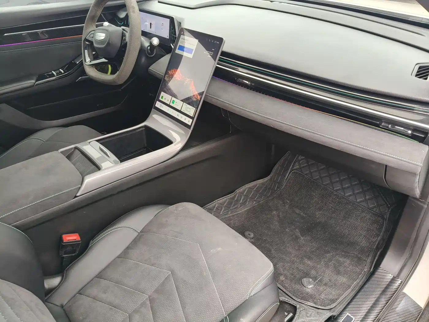 Geely Galaxy Galaxy L6 2025 EM-i 140km Voyage Edition фото 4