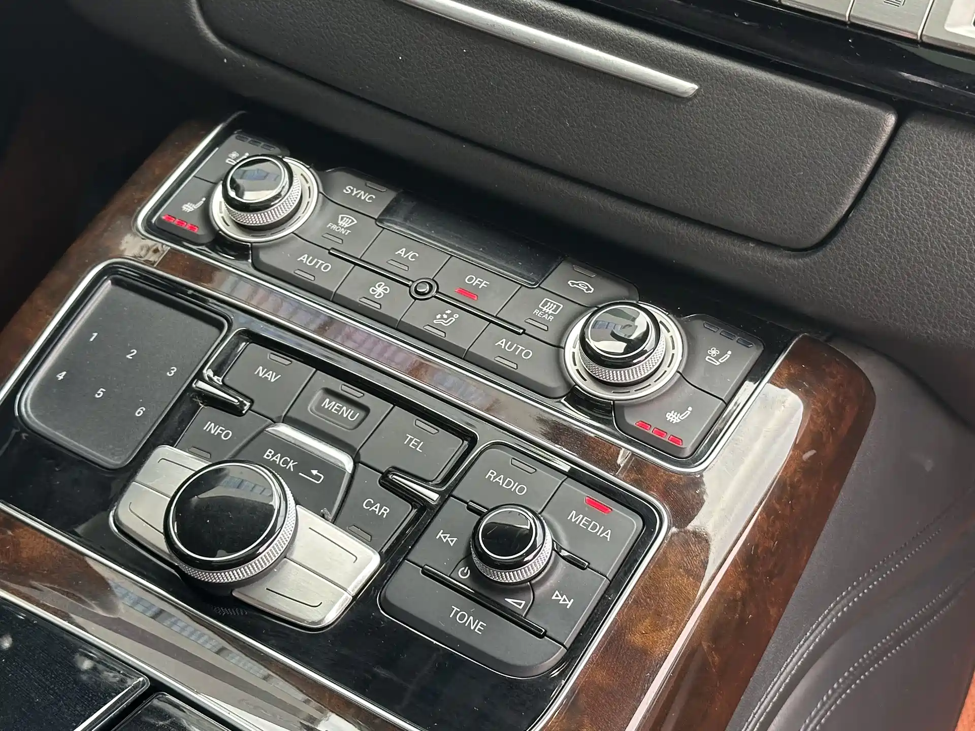 Фото 16 - Audi A8