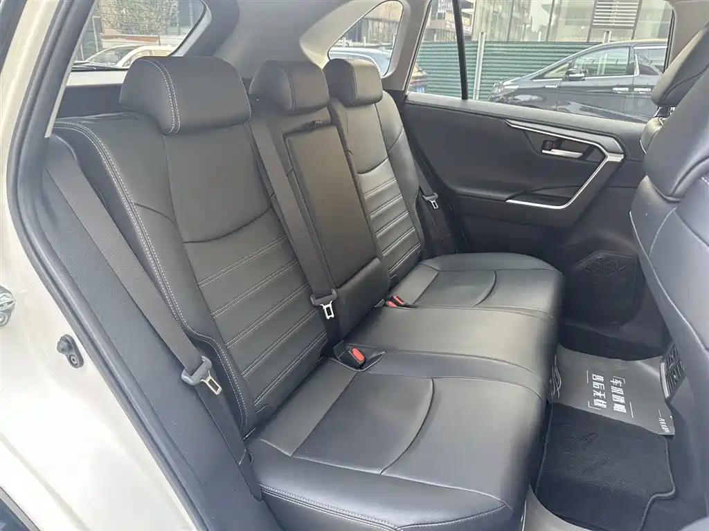 Toyota Wildlander 2022 2.0L CVT FWD Luxury PLUS Edition фото 8