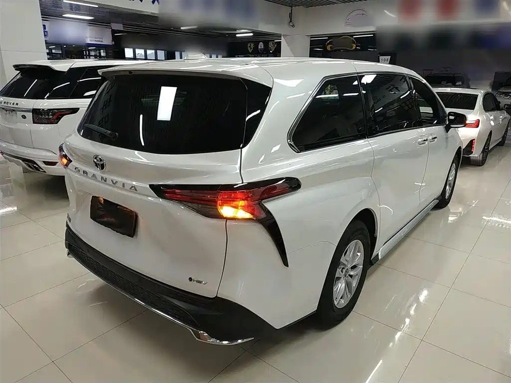Toyota Granvia 2024 2.5L Hybrid Comfort фото 7