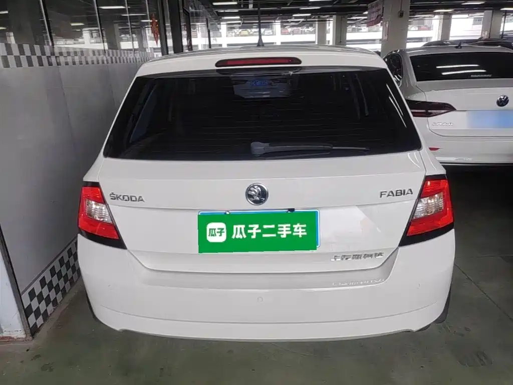 Škoda Fabia 2017 1.4L Auto Car Enjoy Edition фото 6