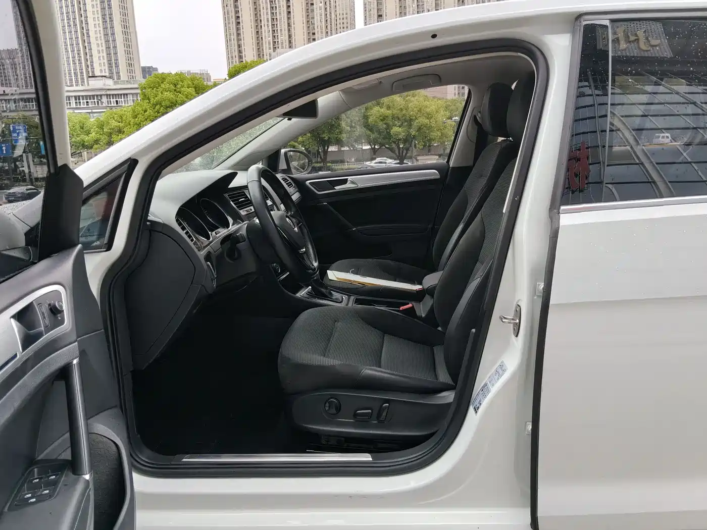 Volkswagen Golf Electric 2020 Chi фото 19