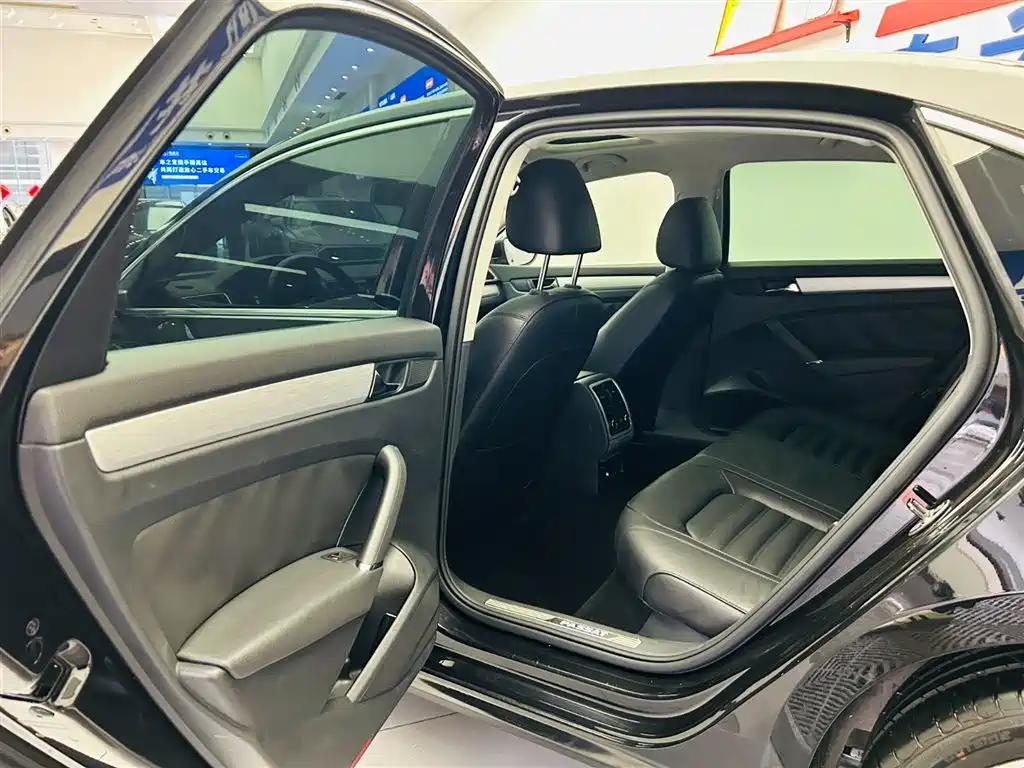Volkswagen Passat 2014 2.0TSI DSG Executive Edition фото 23