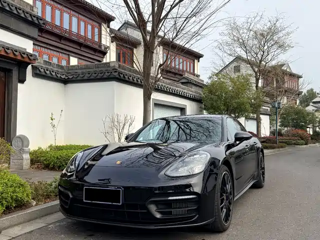 PORSCHE PANAMERA