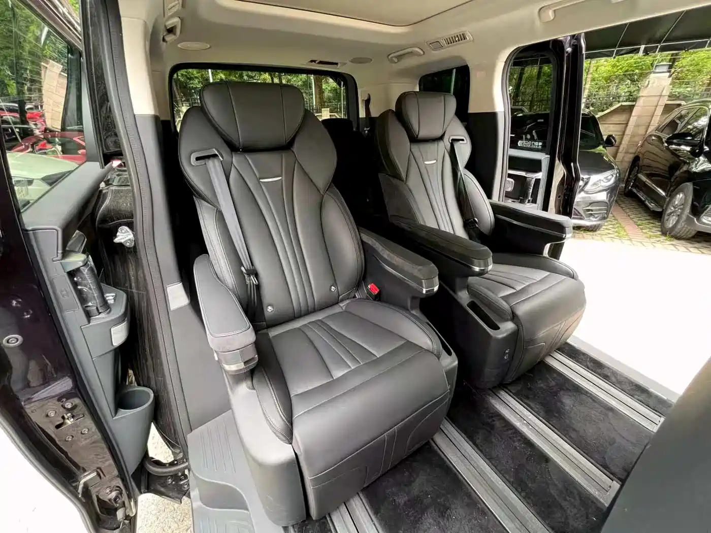 Hongqi HQ9 PHEV 2024 Model 2.0T AWD Business Edition фото 11