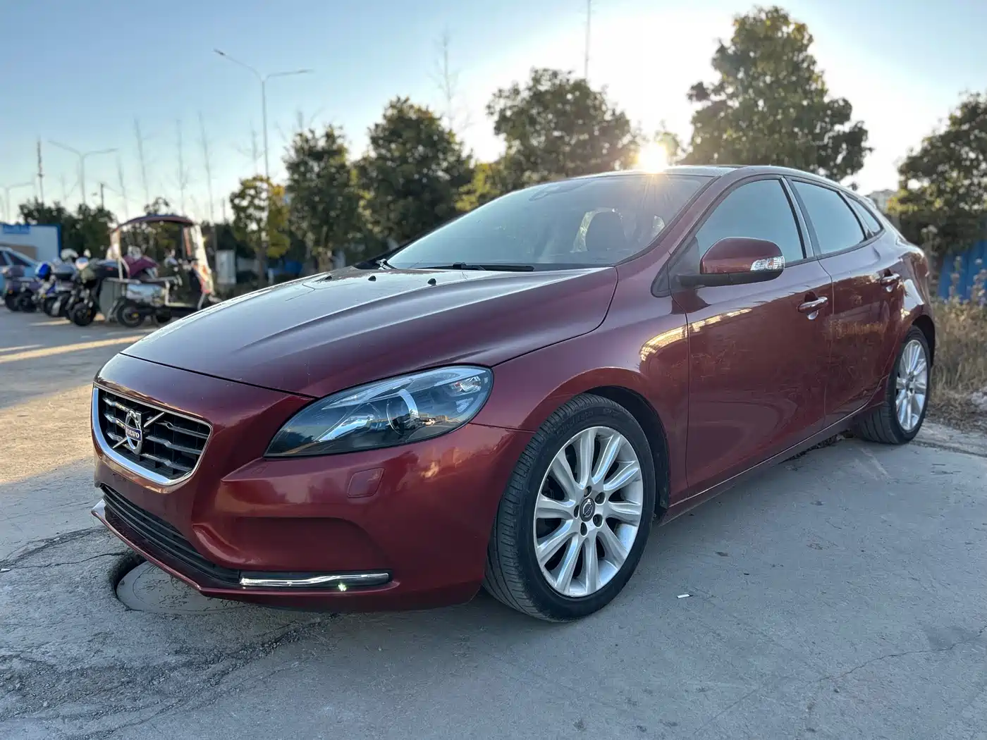 Фото 1 - Volvo V40
