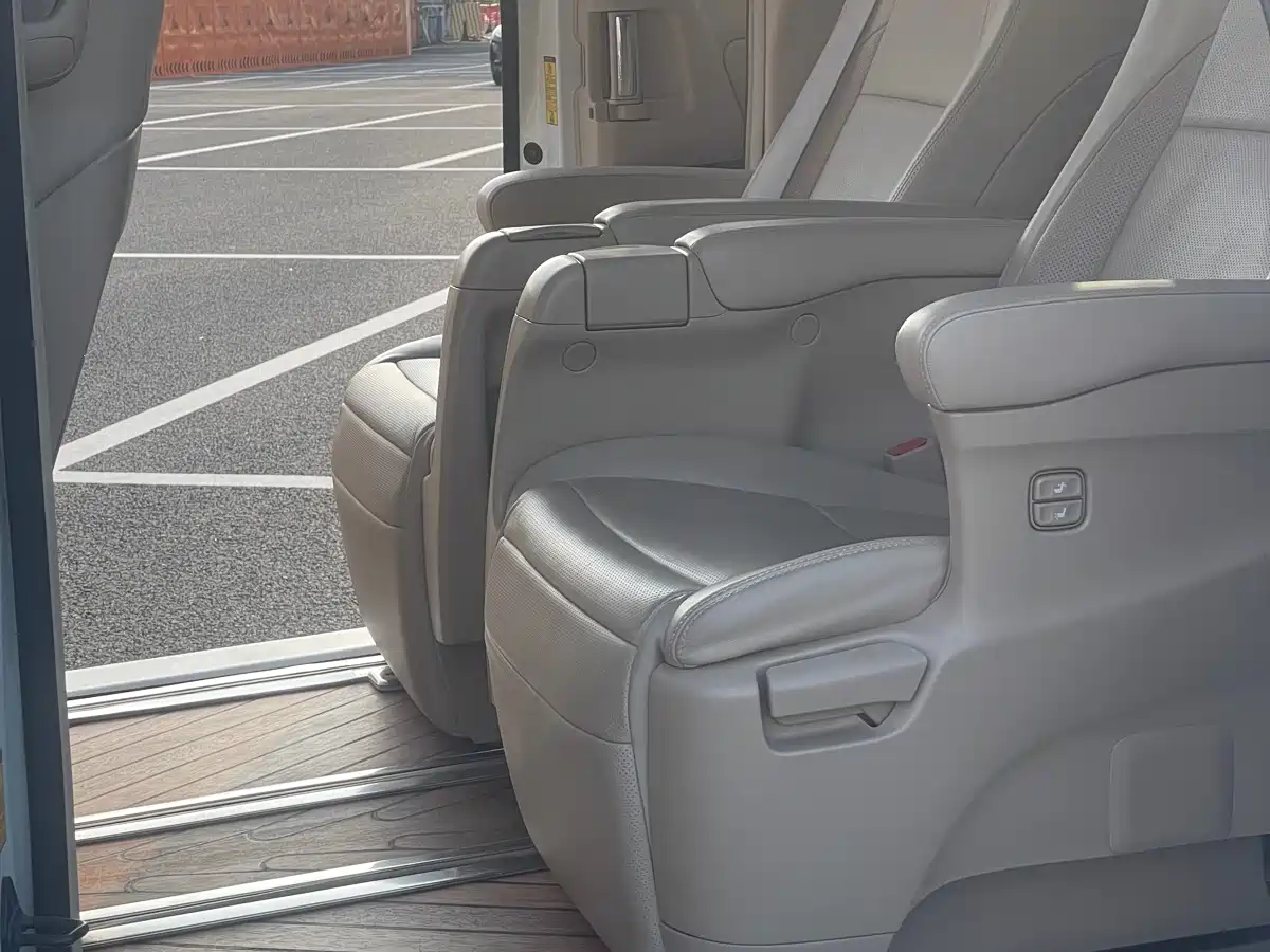 Toyota Alphard 2012 3.5L Luxury Edition фото 16