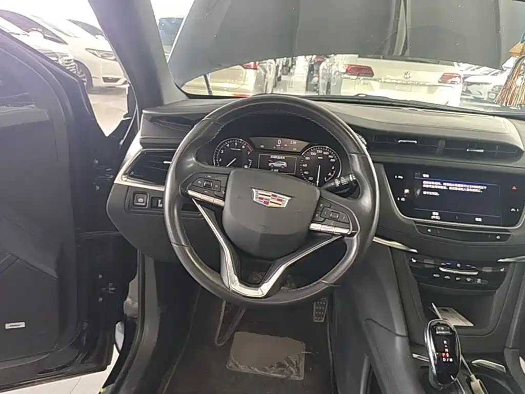 CADILLAC XT6