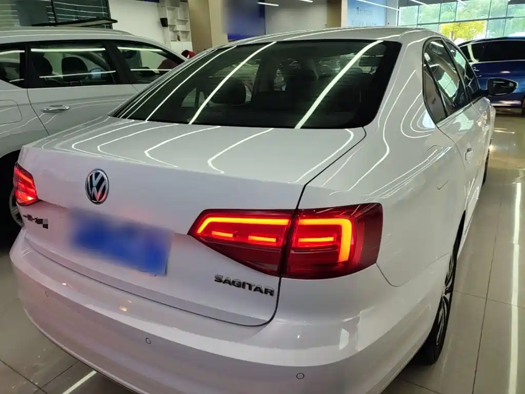Volkswagen Sagitar 2017 1.6L Automatic Comfort фото 6