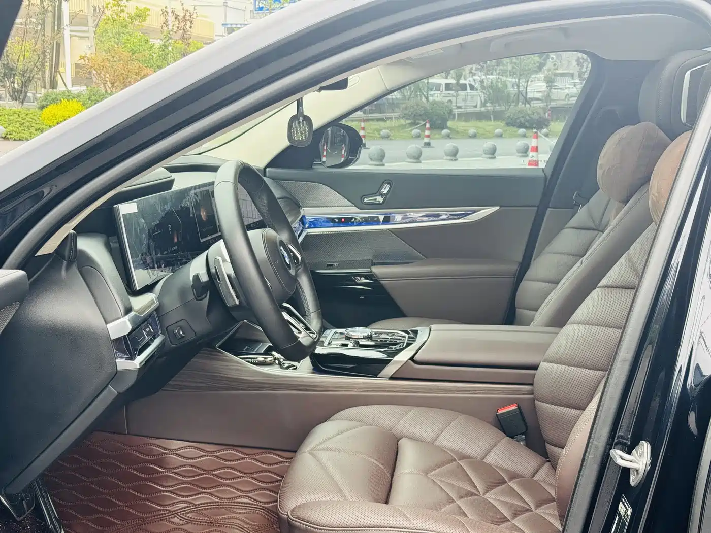 BMW 7 Series 2023 Model 740Li Leading M Sport Package фото 13