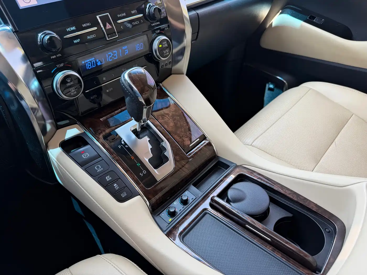 Toyota Alphard 2021 Hybrid 2.5L Premium фото 22
