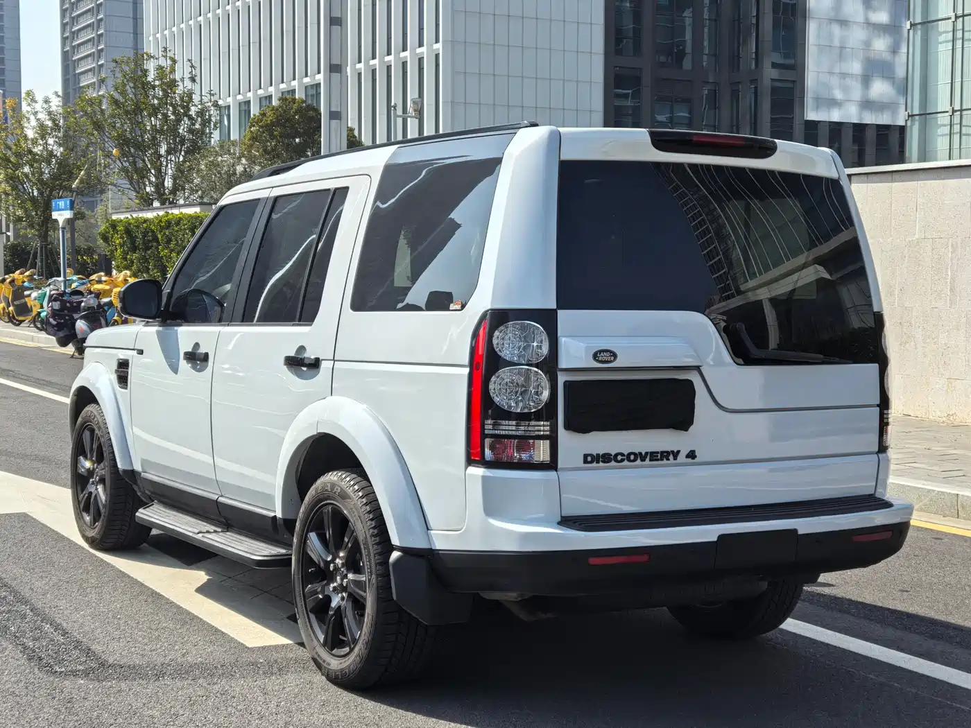 Land Rover Discovery 2015 3.0 SC V6 SE фото 4