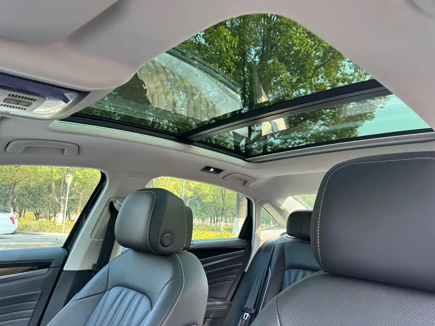 Volkswagen Passat 2023 Facelift 330TSI Luxury Edition фото 17