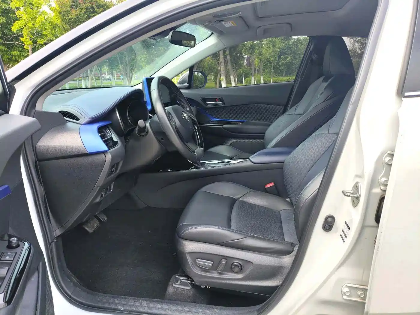 Toyota C-HR 2021 2.0L Luxury Edition фото 9