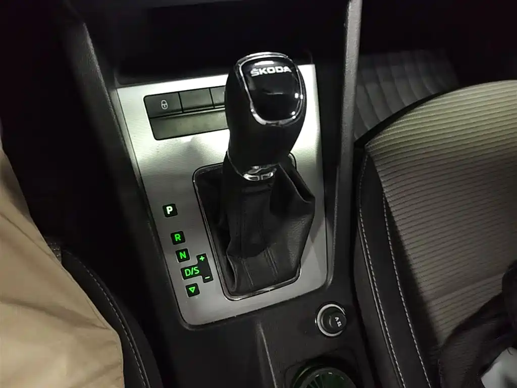 Škoda Octavia 2017 1.6L Automatic Pioneer Edition фото 21