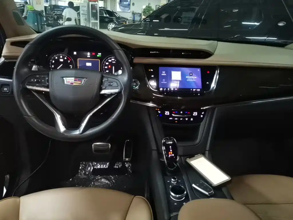 CADILLAC XT6