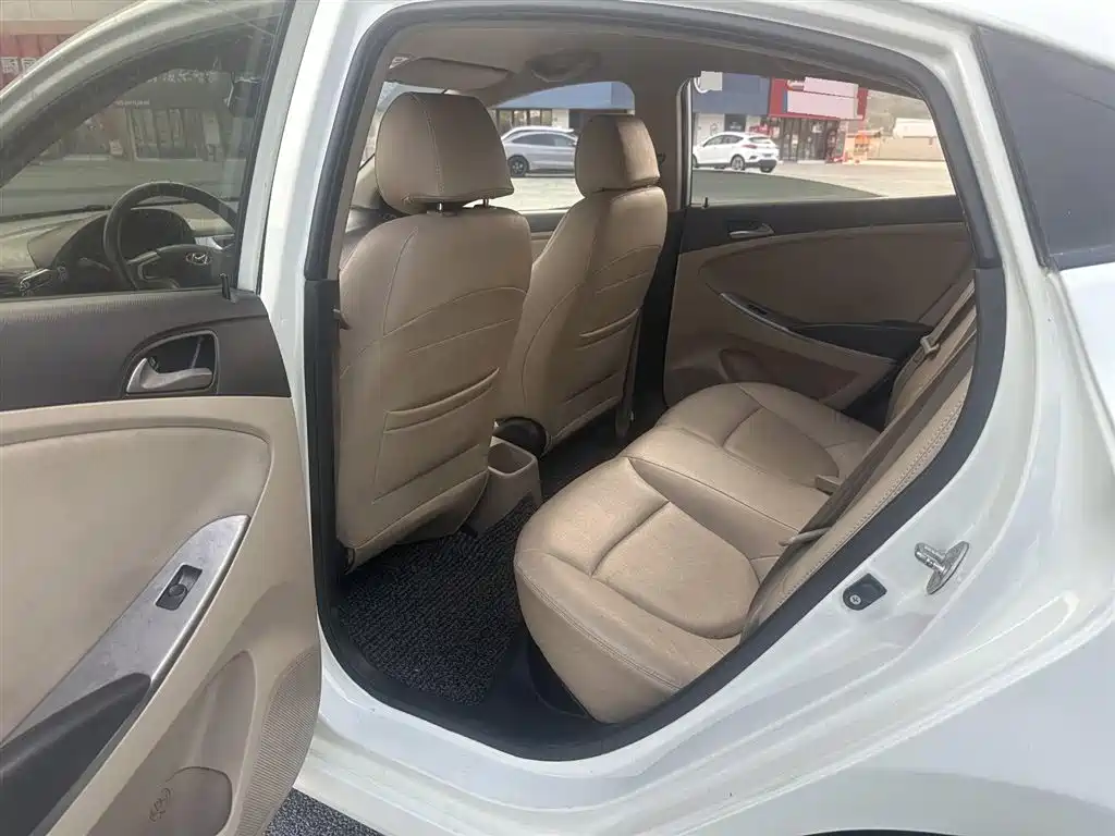 Hyundai Verna 2014 1.4L Automatic Smart GLS фото 8