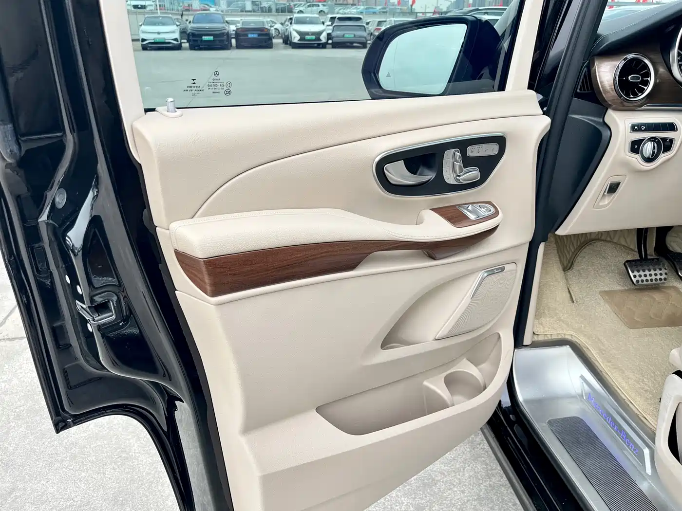 Mercedes-Benz V-Class 2021 V 260 L Long Wheelbase Premium Edition фото 8