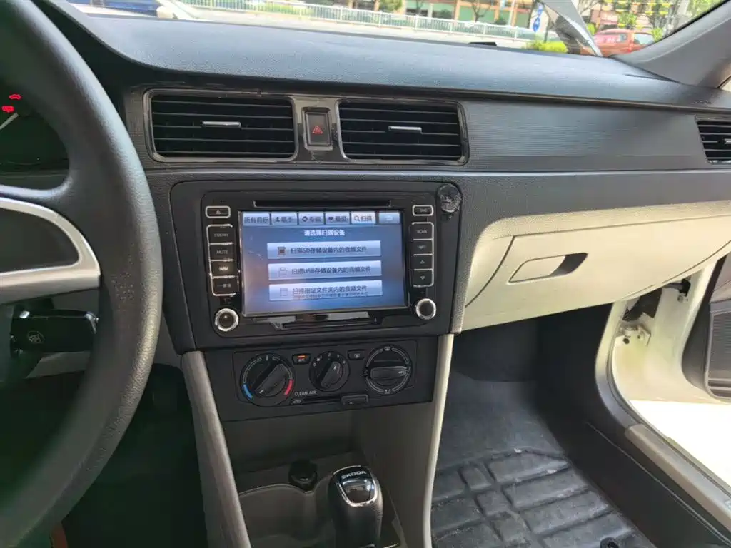 Škoda Rapid 2016 1.6L Automatic Forward Edition фото 13
