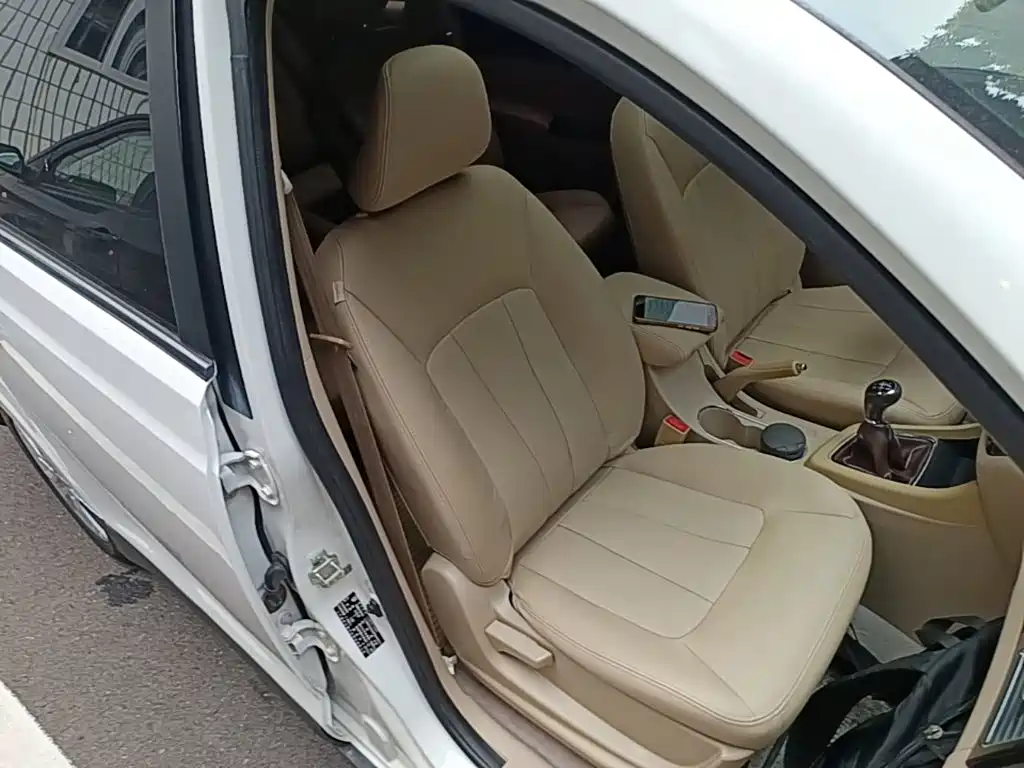 Baojun 730 2015 2014 1.5L Manual Luxury Navigation ESP Edition 7-Seater
