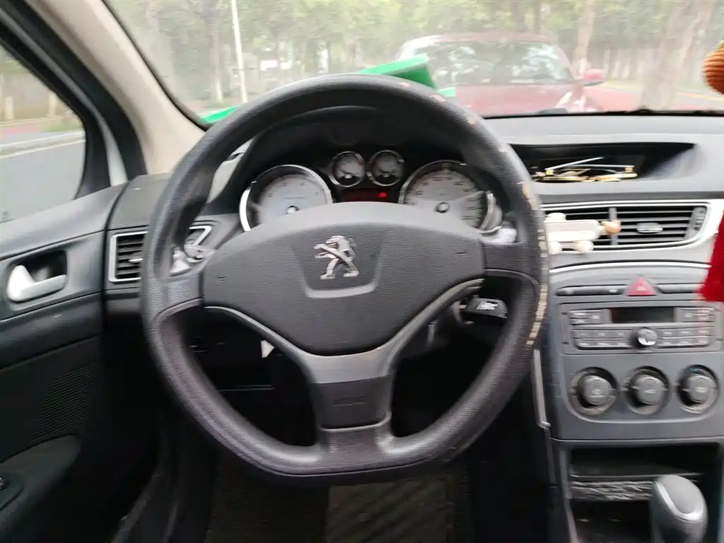 Peugeot 308 2014 Model Joy Edition Classic 1.6L Automatic Superior Style фото 3