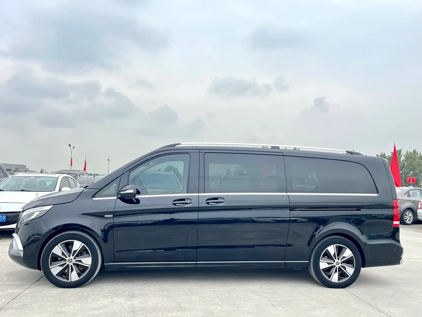 Mercedes-Benz V-Class 2021 V 260 L Long Wheelbase Premium Edition фото 3