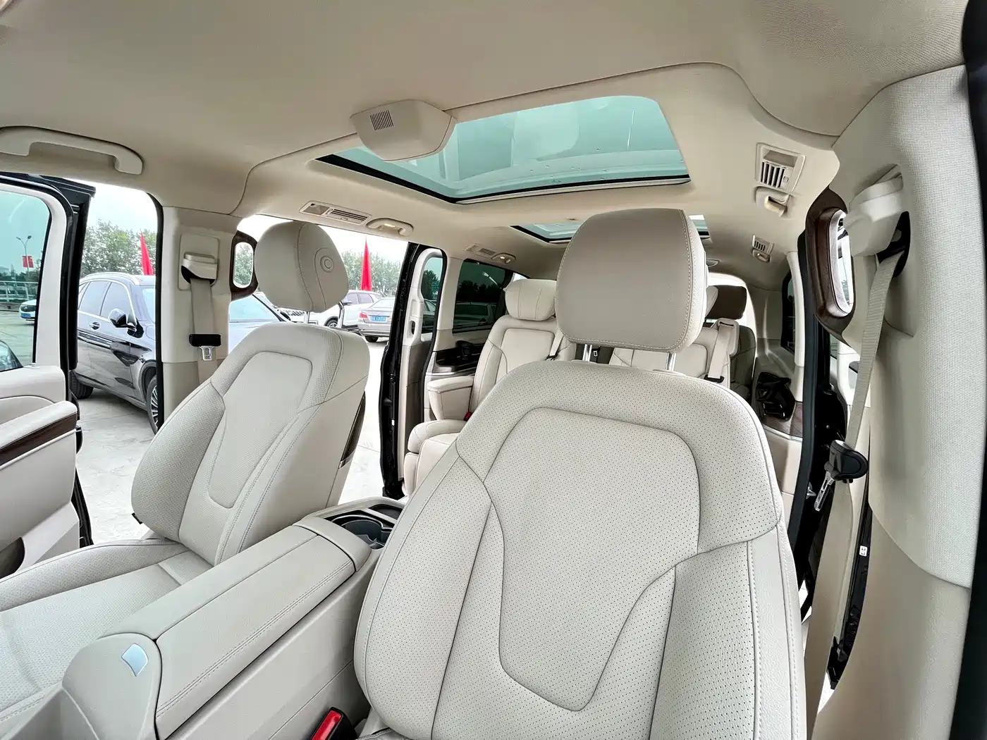 Mercedes-Benz V-Class 2021 V 260 L Long Wheelbase Premium Edition фото 10