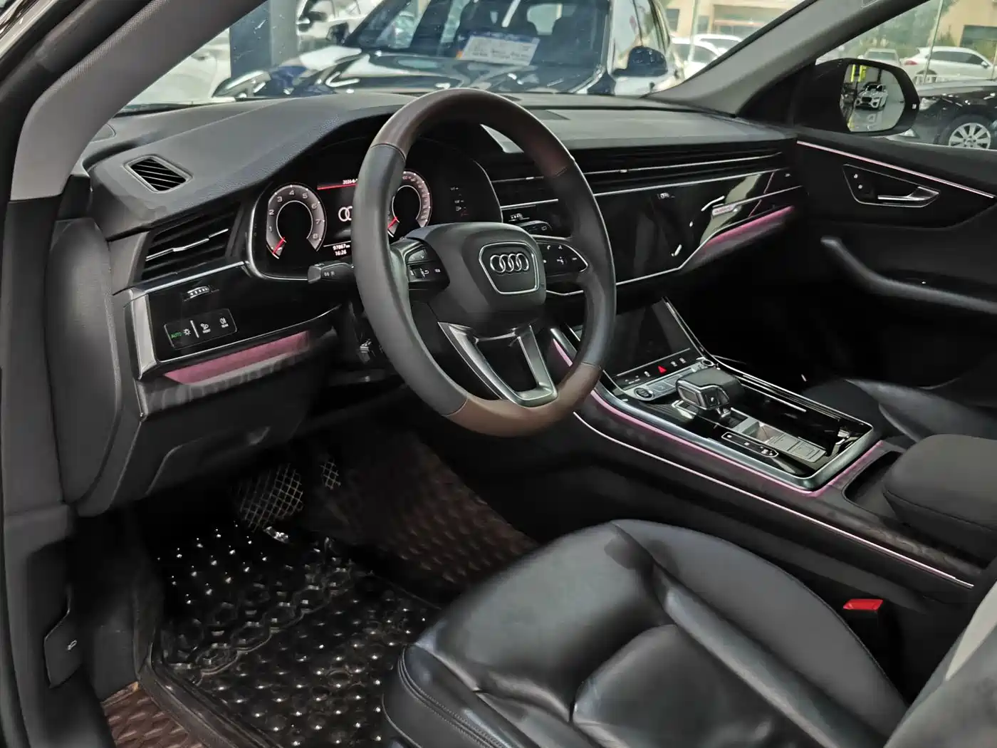AUDI Q8