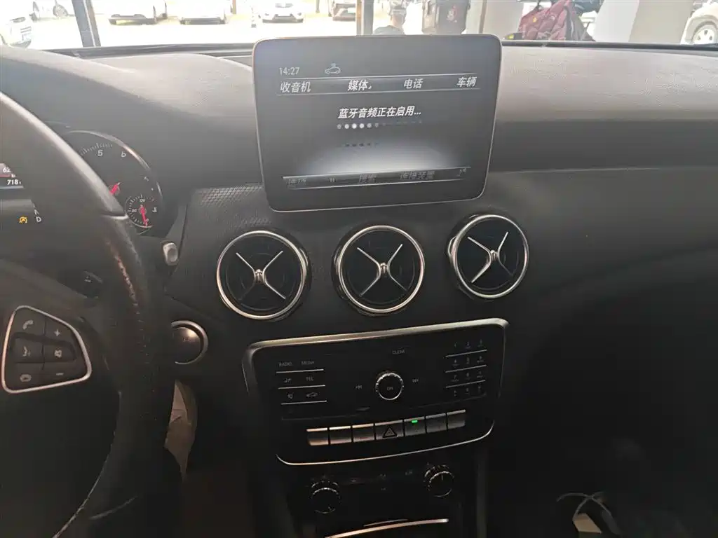Mercedes-Benz GLA 2018 GLA 200 Dynamic фото 5