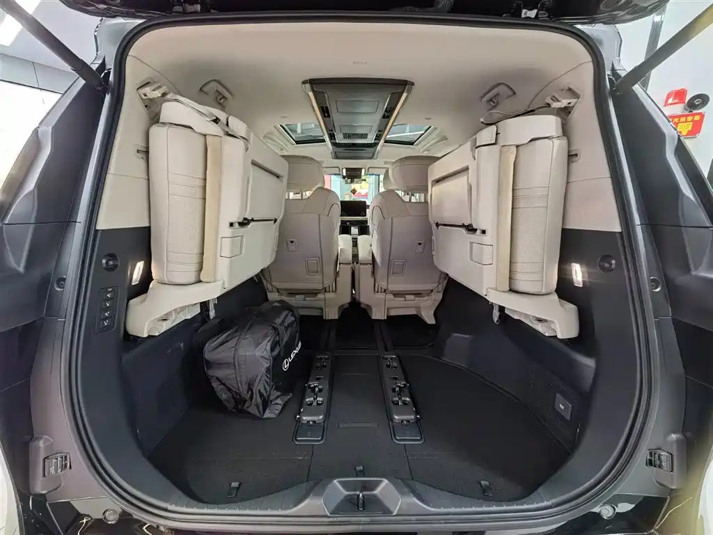 Lexus LM 2023 500h 6-Seater Prestige Edition фото 17