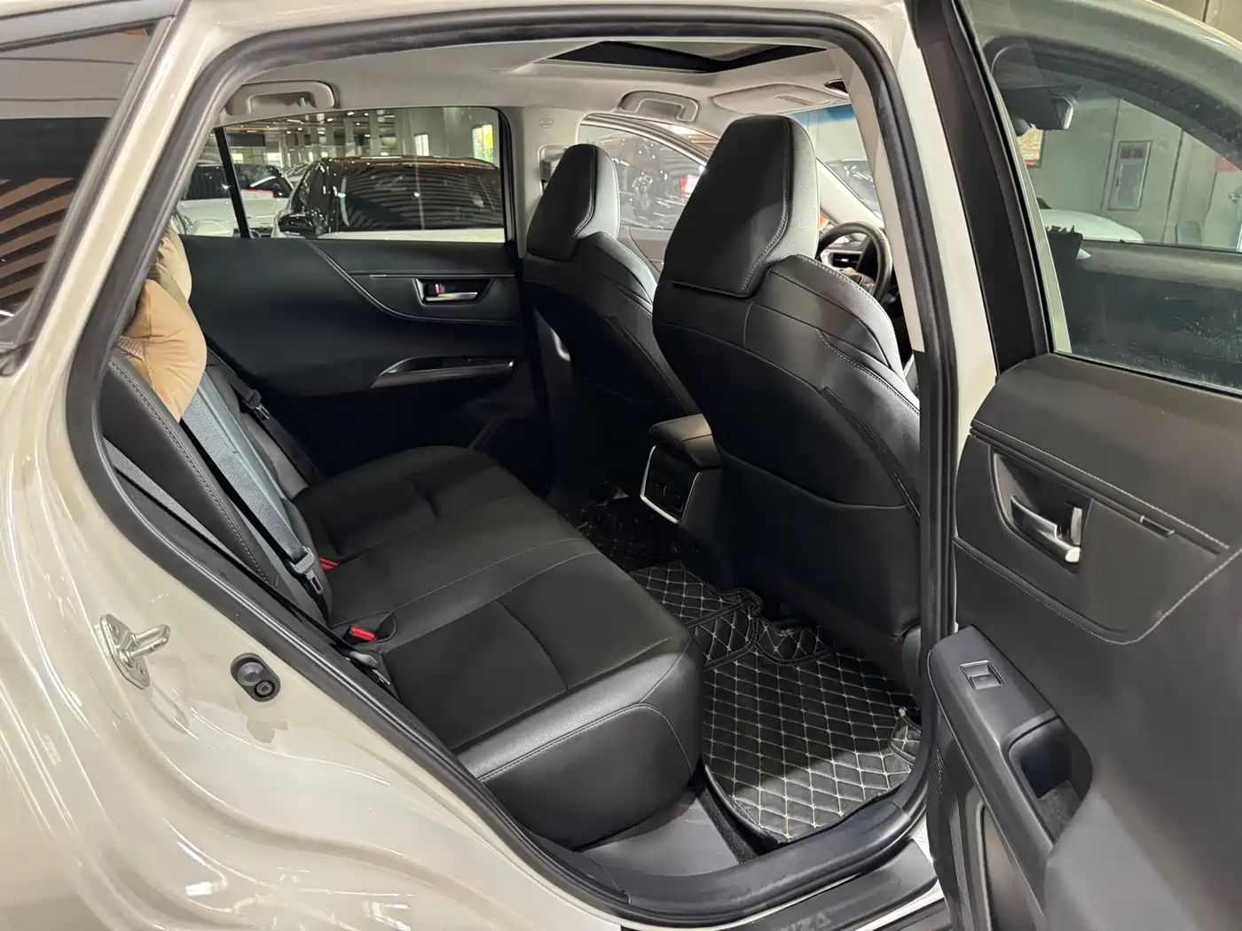 Toyota Venza 2023 2.0L CVT FWD Luxury фото 10