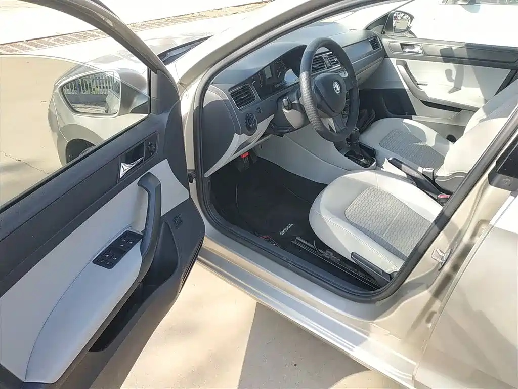 Škoda Rapid 2015 1.6L Automatic Smart Selection фото 16