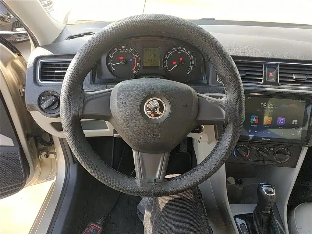 Škoda Rapid 2015 1.6L Automatic Smart Selection фото 11