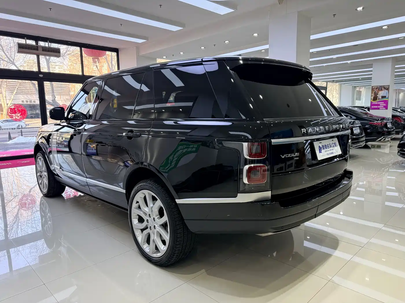 Land Rover Range Rover 2022 3.0 L6 400PS Heritage Extended Classic Edition фото 4