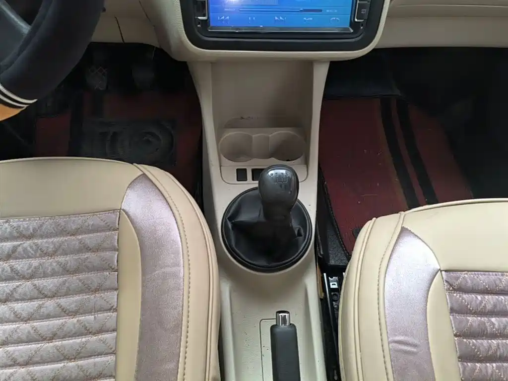 Škoda Fabia 2014 1.4L Manual Crystal Edition фото 14