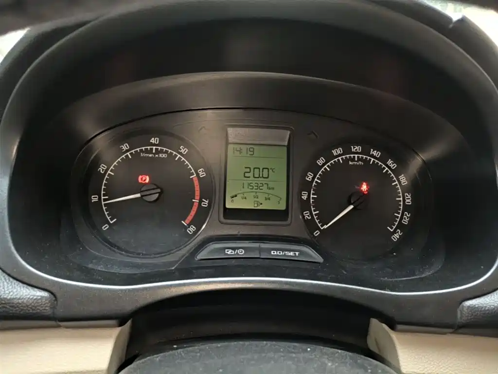 Škoda Fabia 2014 1.4L Manual Crystal Edition фото 12