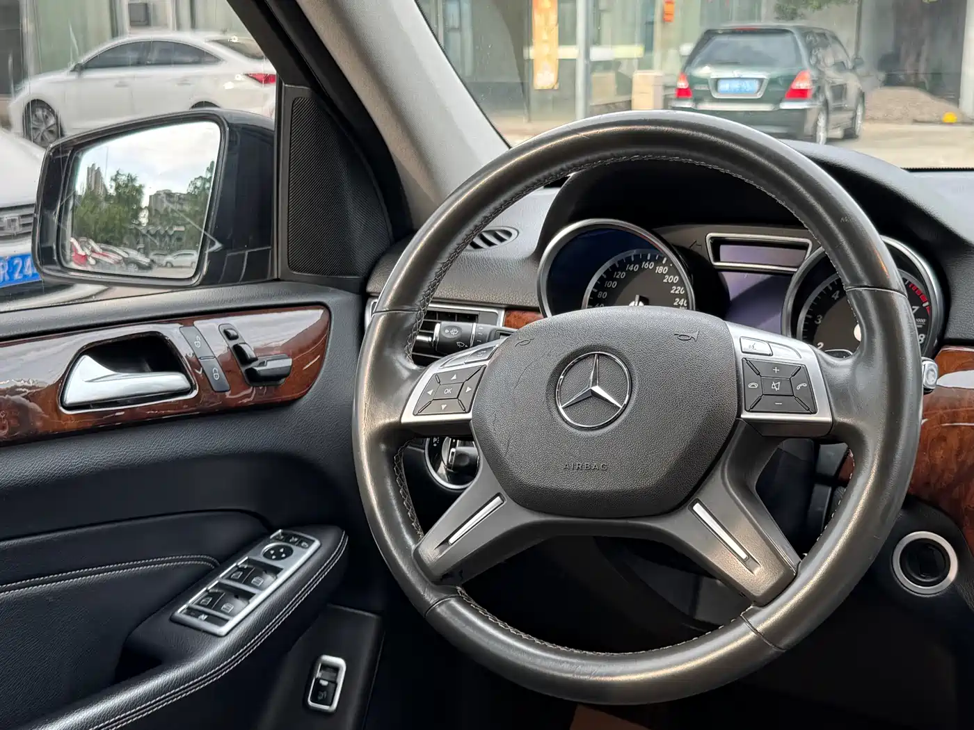 Mercedes-Benz M-Class 2012 Model ML 350 Luxury фото 21