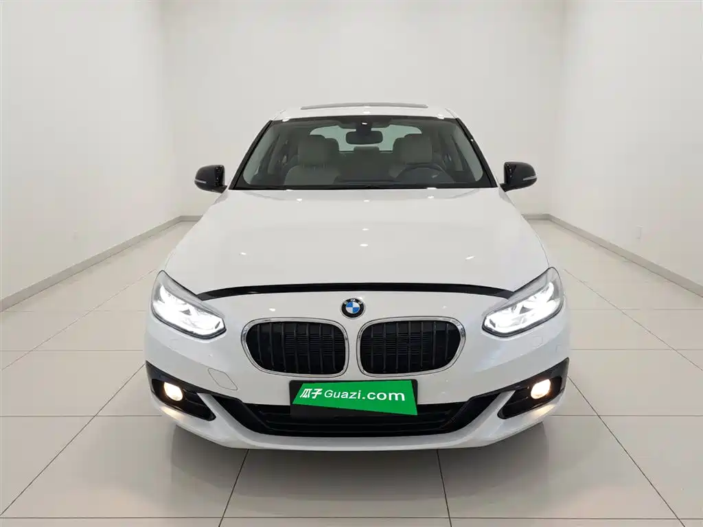 BMW 1 Series 2018 118i Sport Edition фото 3