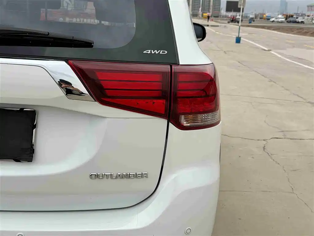 MITSUBISHI OUTLANDER