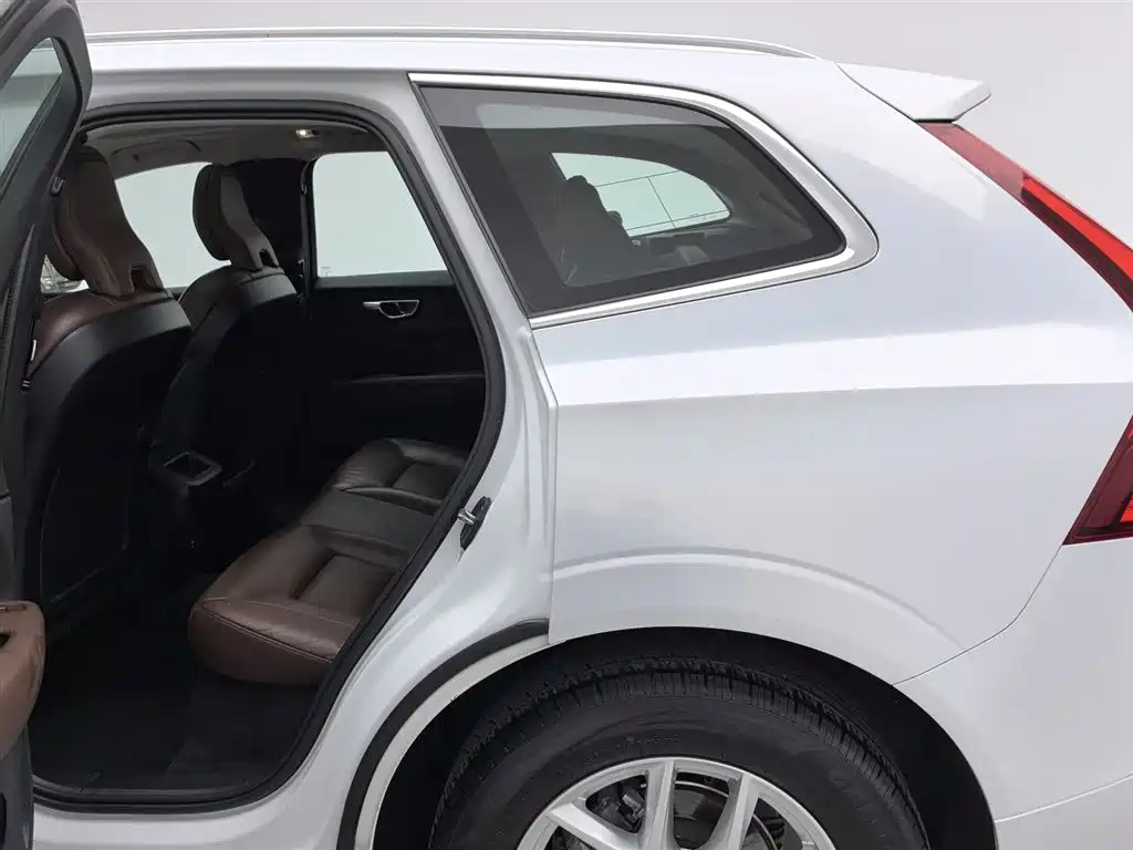 Volvo XC60 2020 T5 4WD Intelligent Comfort Luxury Edition фото 15