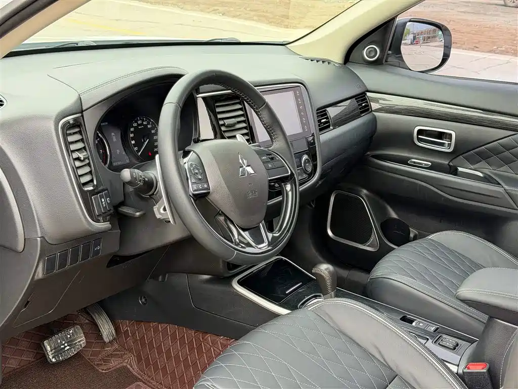 MITSUBISHI OUTLANDER